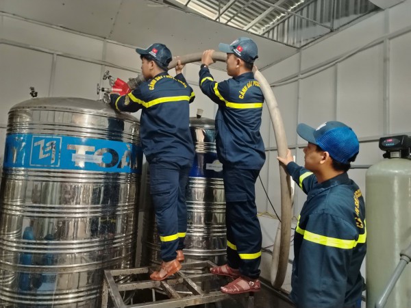 Công an tiếp nước sạch cho bệnh viện trong vùng lũ Công an tiếp nước sạch cho bệnh viện trong vùng lũ