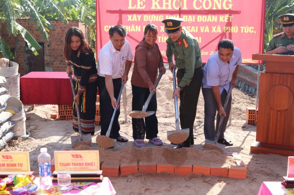 Công an tỉnh Gia Lai tặng 23 nhà tình nghĩa cho người nghèo đón tết Công an tỉnh Gia Lai tặng 23 nhà tình nghĩa cho người nghèo đón tết