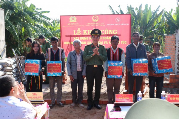 Công an tỉnh Gia Lai tặng 23 nhà tình nghĩa cho người nghèo đón tết Công an tỉnh Gia Lai tặng 23 nhà tình nghĩa cho người nghèo đón tết
