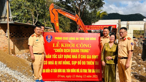 Công an tỉnh Lâm Đồng hỗ trợ người dân xã D’Ran xây dựng nhà ở sau mưa lũ