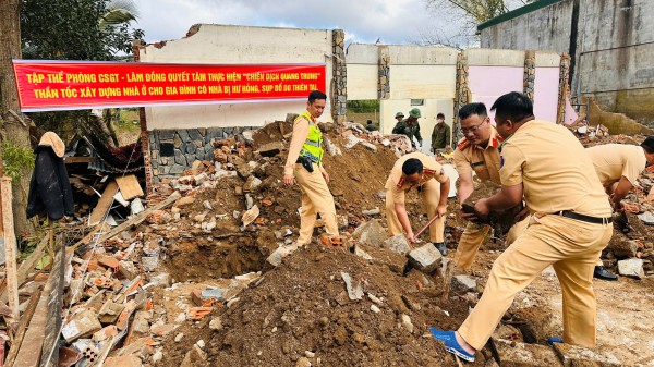 Công an tỉnh Lâm Đồng hỗ trợ người dân xã D’Ran xây dựng nhà ở sau mưa lũ