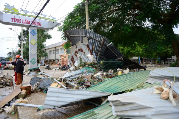 Công an tỉnh Lâm Đồng hỗ trợ người dân xã D’Ran xây dựng nhà ở sau mưa lũ