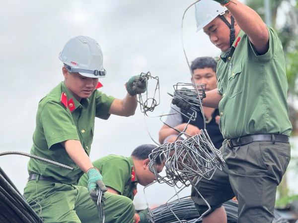 Công an tỉnh Đắk Lắk tăng cường lực lượng xây dựng nhà cho người dân Công an tỉnh Đắk Lắk tăng cường lực lượng xây dựng nhà cho người dân