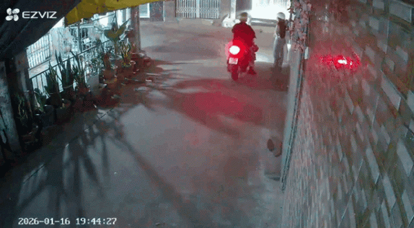 Công an truy tìm người đàn ông quấy rối cô gái trong hẻm ở TP.HCM Công an truy tìm người đàn ông quấy rối cô gái trong hẻm ở TP.HCM