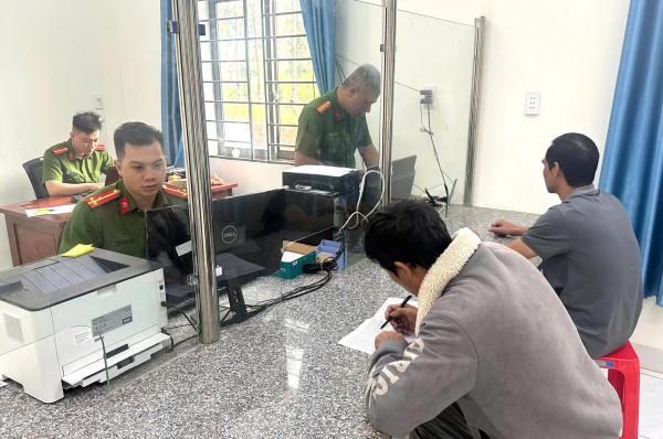 Công an xã hỗ trợ người dân làm thủ tục hành chính Công an xã hỗ trợ người dân làm thủ tục hành chính