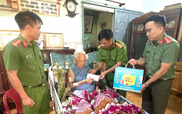 Công an xã hỗ trợ người dân làm thủ tục hành chính Công an xã hỗ trợ người dân làm thủ tục hành chính