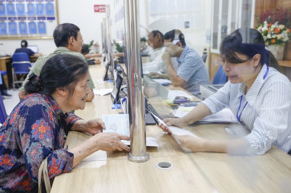 Công dân đến phường giải quyết thủ tục đông gấp 4-5 lần Công dân đến phường giải quyết thủ tục đông gấp 4-5 lần