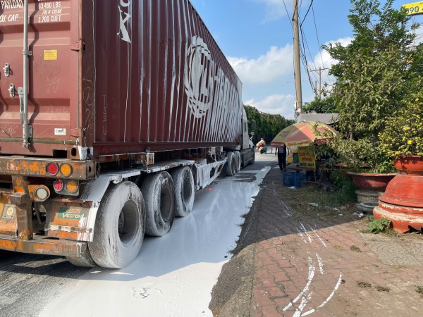 Container chở sơn ôm cua lật dưới cầu vượt Bình Phước, nước sơn tràn ra đường Container chở sơn ôm cua lật dưới cầu vượt Bình Phước, nước sơn tràn ra đường