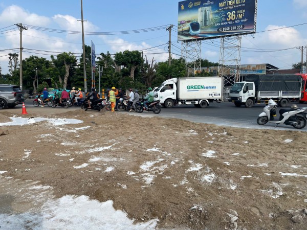 Container chở sơn ôm cua lật dưới cầu vượt Bình Phước, nước sơn tràn ra đường Container chở sơn ôm cua lật dưới cầu vượt Bình Phước, nước sơn tràn ra đường