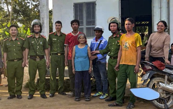 Cụ bà 95 tuổi đi lạc trong rẫy giáp rừng: Uống nước suối, dùng áo mưa giữ ấm