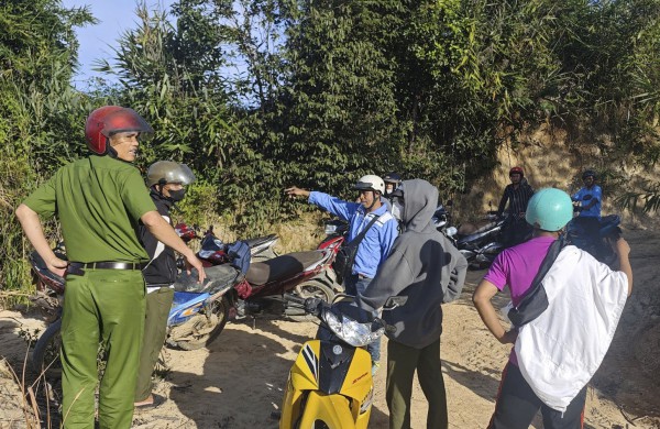 Cụ bà 95 tuổi đi lạc trong rẫy giáp rừng: Uống nước suối, dùng áo mưa giữ ấm