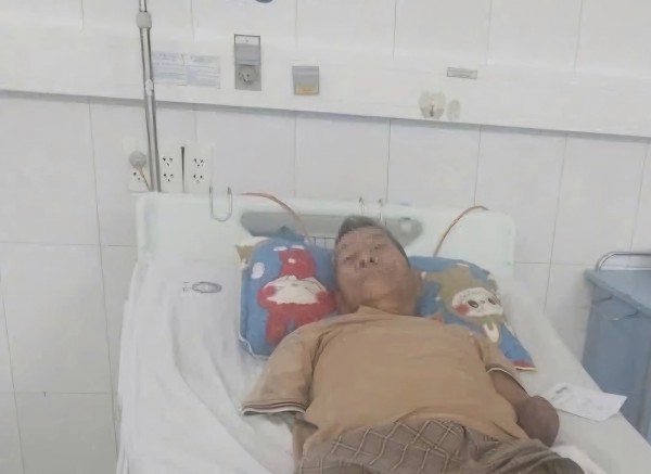 Cụ ông cụt 2 tay kẹp rắn hổ mang đem về nhà, con trai kể lại khoảnh khắc khó tin