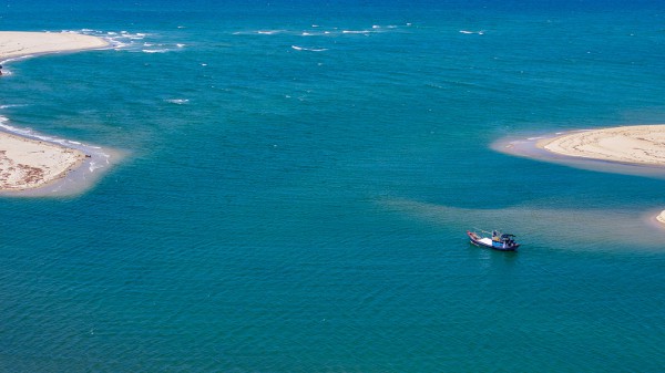 Cửa Lở bồi lấp, ngư dân 'mắc cạn' giữa mùa biển Cửa Lở bồi lấp, ngư dân 'mắc cạn' giữa mùa biển