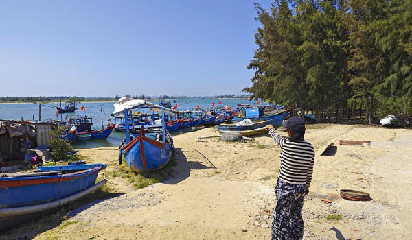 Cửa Lở bồi lấp, ngư dân 'mắc cạn' giữa mùa biển Cửa Lở bồi lấp, ngư dân 'mắc cạn' giữa mùa biển