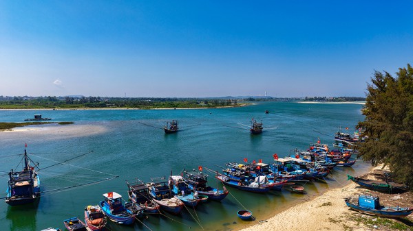 Cửa Lở bồi lấp, ngư dân 'mắc cạn' giữa mùa biển Cửa Lở bồi lấp, ngư dân 'mắc cạn' giữa mùa biển