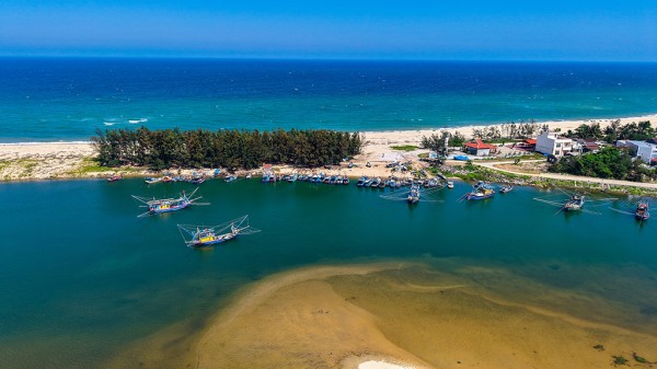 Cửa Lở bồi lấp, ngư dân 'mắc cạn' giữa mùa biển Cửa Lở bồi lấp, ngư dân 'mắc cạn' giữa mùa biển