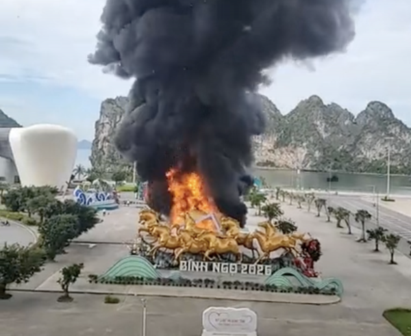 Cụm tiểu cảnh 'đường hầm ánh sáng' ở Quảng Ninh bị cháy rụi Cụm tiểu cảnh 'đường hầm ánh sáng' ở Quảng Ninh bị cháy rụi