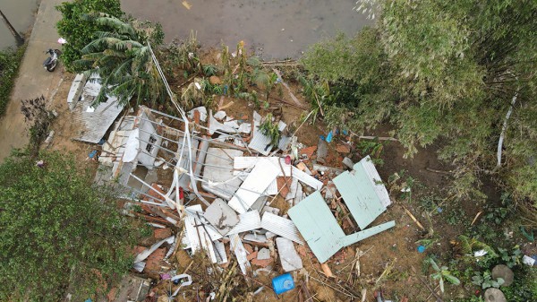 Cùng người dân vùng lũ dựng lại nhà kịp đón tết Cùng người dân vùng lũ dựng lại nhà kịp đón tết