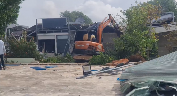 Cưỡng chế hơn 6 ha đất công bị lấn chiếm ở đồi cát bay Mũi Né Cưỡng chế hơn 6 ha đất công bị lấn chiếm ở đồi cát bay Mũi Né