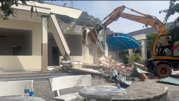 Cưỡng chế hơn 6 ha đất công bị lấn chiếm ở đồi cát bay Mũi Né Cưỡng chế hơn 6 ha đất công bị lấn chiếm ở đồi cát bay Mũi Né