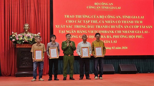 Cướp ngân hàng ở Gia Lai: Thưởng nóng 5 người dân giúp phá án nhanh