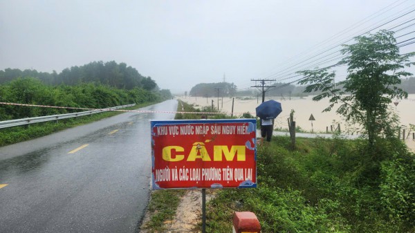 Cứu 2 ngư dân bị chìm thuyền trên biển Hà Tĩnh