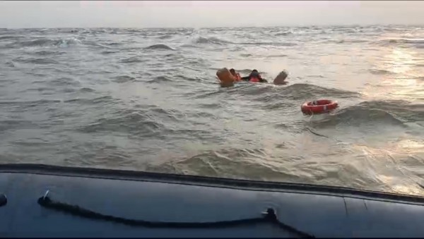 Cứu 2 ngư dân gặp nạn ở cửa biển Hàm Luông