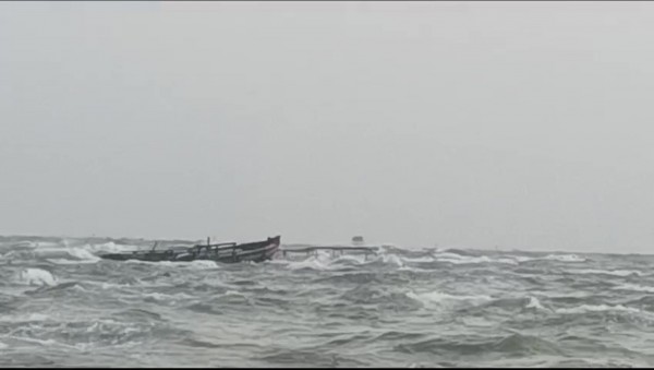 Cứu 2 ngư dân gặp nạn ở cửa biển Hàm Luông