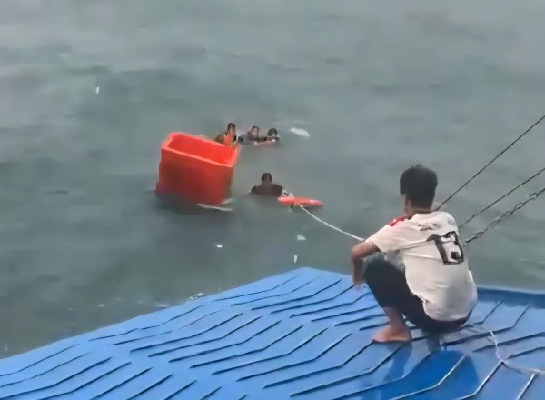 Cứu 4 ngư dân trôi dạt trên biển Cứu 4 ngư dân trôi dạt trên biển