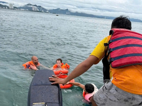 Cứu du khách nước ngoài bị đuối nước khi tắm biển Nha Trang Cứu du khách nước ngoài bị đuối nước khi tắm biển Nha Trang