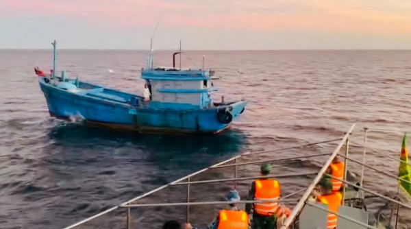 Cứu hộ ngư dân bị cáp tời trên tàu cá đập vào đầu Cứu hộ ngư dân bị cáp tời trên tàu cá đập vào đầu