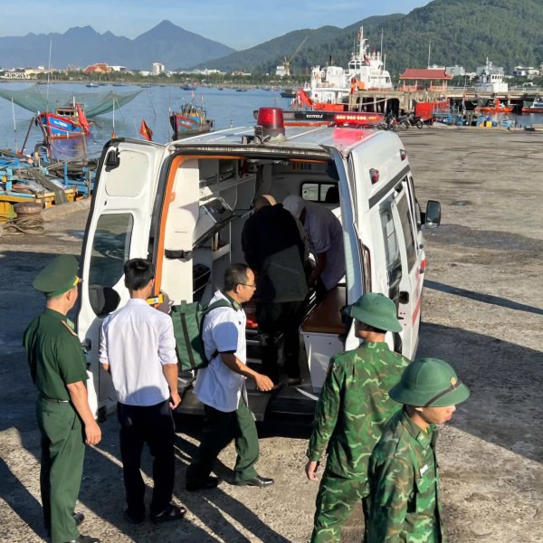 Cứu hộ ngư dân bị cáp tời trên tàu cá đập vào đầu Cứu hộ ngư dân bị cáp tời trên tàu cá đập vào đầu