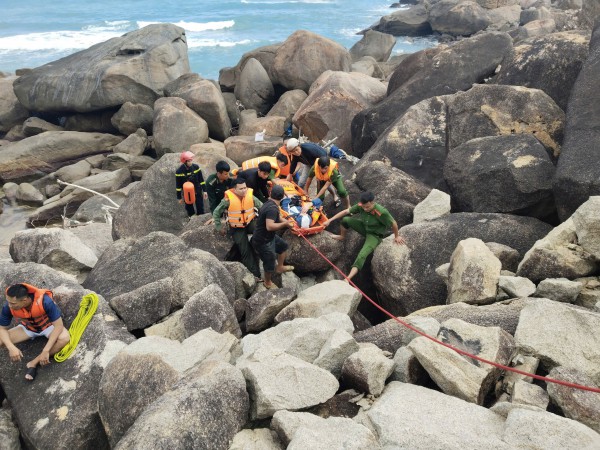 Cứu nhóm du khách nước ngoài bị sóng lớn đánh mắc kẹt vào ghềnh đá Cứu nhóm du khách nước ngoài bị sóng lớn đánh mắc kẹt vào ghềnh đá