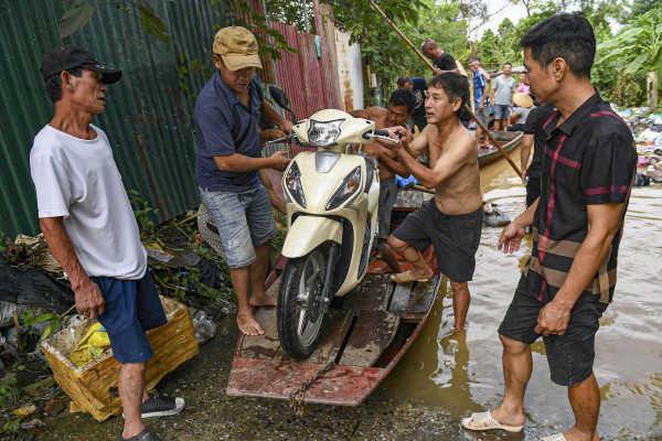 Dân Hà Nội hối hả chạy lũ sông Hồng Dân Hà Nội hối hả chạy lũ sông Hồng