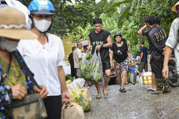 Dân Hà Nội hối hả chạy lũ sông Hồng Dân Hà Nội hối hả chạy lũ sông Hồng
