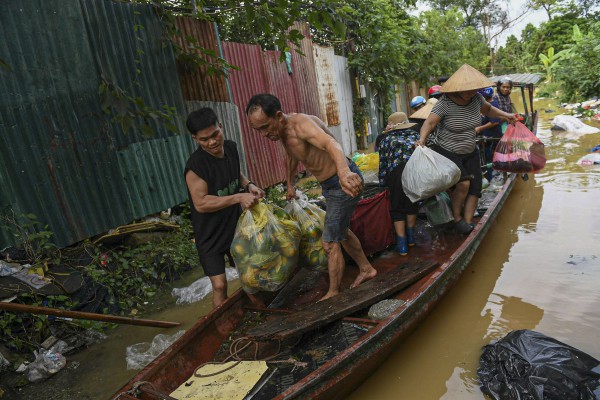 Dân Hà Nội hối hả chạy lũ sông Hồng Dân Hà Nội hối hả chạy lũ sông Hồng