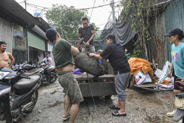 Dân Hà Nội hối hả chạy lũ sông Hồng Dân Hà Nội hối hả chạy lũ sông Hồng