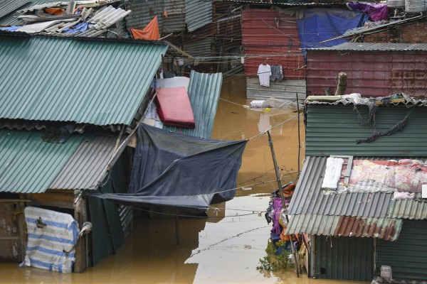 Dân Hà Nội hối hả chạy lũ sông Hồng Dân Hà Nội hối hả chạy lũ sông Hồng
