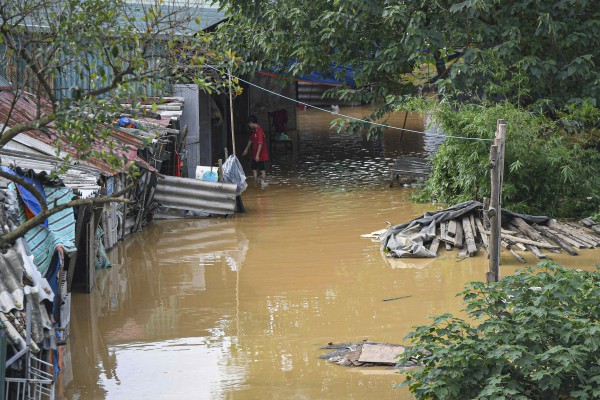 Dân Hà Nội hối hả chạy lũ sông Hồng Dân Hà Nội hối hả chạy lũ sông Hồng