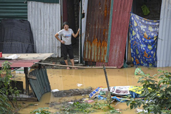 Dân Hà Nội hối hả chạy lũ sông Hồng Dân Hà Nội hối hả chạy lũ sông Hồng