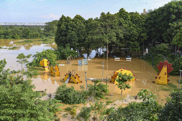 Dân Hà Nội hối hả chạy lũ sông Hồng Dân Hà Nội hối hả chạy lũ sông Hồng