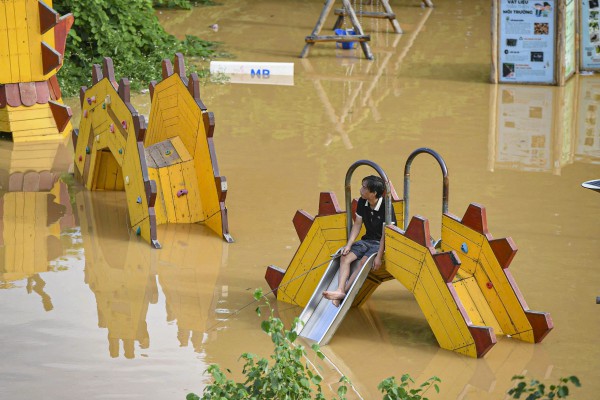 Dân Hà Nội hối hả chạy lũ sông Hồng Dân Hà Nội hối hả chạy lũ sông Hồng