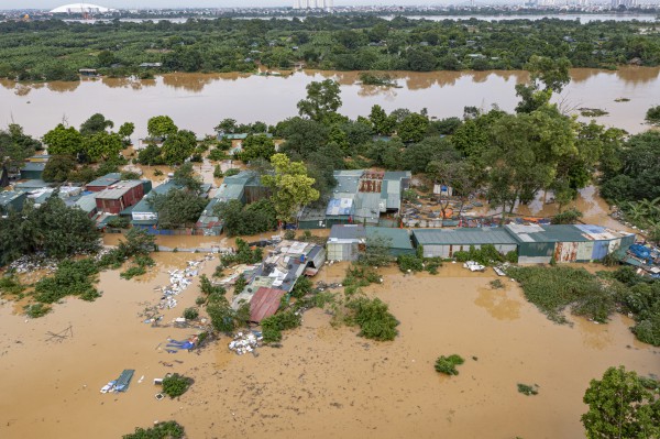 Dân Hà Nội hối hả chạy lũ sông Hồng Dân Hà Nội hối hả chạy lũ sông Hồng