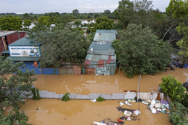 Dân Hà Nội hối hả chạy lũ sông Hồng Dân Hà Nội hối hả chạy lũ sông Hồng