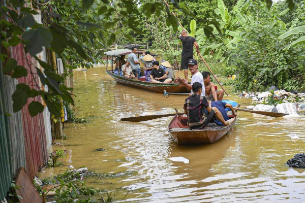 Dân Hà Nội hối hả chạy lũ sông Hồng Dân Hà Nội hối hả chạy lũ sông Hồng