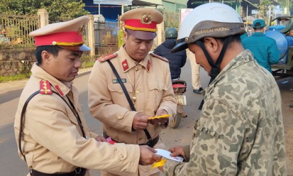 Dán decal phản quang phòng ngừa TNGT cho xe máy kéo của nông dân