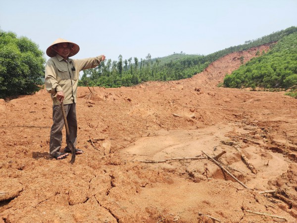 Dân mất sinh kế vì ruộng lúa bị vùi lấp Dân mất sinh kế vì ruộng lúa bị vùi lấp