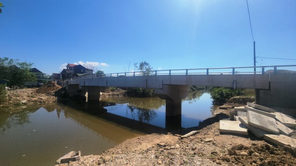 Dân 'té ngửa' vì cầu có thiết kế lạ tại Hà Tĩnh Dân 'té ngửa' vì cầu có thiết kế lạ tại Hà Tĩnh