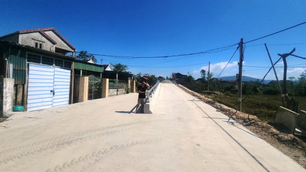 Dân 'té ngửa' vì cầu có thiết kế lạ tại Hà Tĩnh Dân 'té ngửa' vì cầu có thiết kế lạ tại Hà Tĩnh