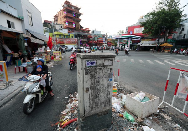 Dãy trụ điện nằm giữa đường Chu Văn An: Sở Xây dựng TP.HCM lên tiếng Dãy trụ điện nằm giữa đường Chu Văn An: Sở Xây dựng TP.HCM lên tiếng